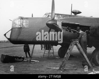 La Royal Air Force Bomber Command 1940 un monteur travaille sur le moteur d'un bombardier Whitley, 5 août 1940. Banque D'Images