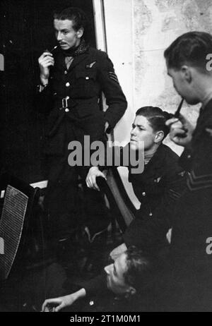 La Royal Air Force Bomber Command 1940 Les équipages de bombardiers Whitley assister à un briefing avant un raid sur l'Allemagne, le 29 août 1940. Banque D'Images