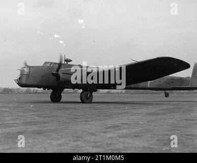 La Royal Air Force Bomber Command 1940 Armstrong Whitworth Whitley Mk V N1385 DY-P de n° 102 Squadron décolle pendant une journée consacrée à Driffield, mars 1940. Banque D'Images