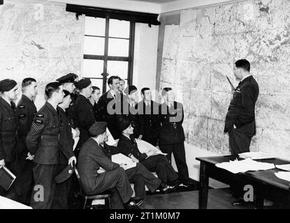 La Royal Air Force Bomber Command 1940 Les équipages de bombardiers Whitley assister à un briefing avant un raid sur l'Allemagne, le 29 août 1940. Banque D'Images