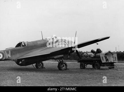 La Royal Air Force Bomber Command UN Handley Page Hampden posent devant l'équipage de leur avion, avril 1940. Banque D'Images