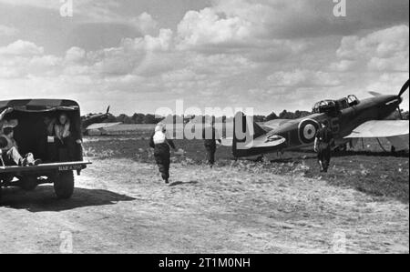 Le Fighter Command de la RAF 1940 équipages soient retirés à leurs Boulton Paul Defiants de l'escadron no 264, juillet 1940. Banque D'Images