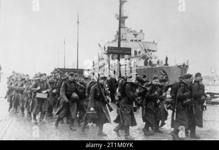 L'invasion allemande de la Norvège, 1940 Infanterie Allemande a apporté des renforts en mars par navire à partir du port d'Oslo, avril 1940. Banque D'Images