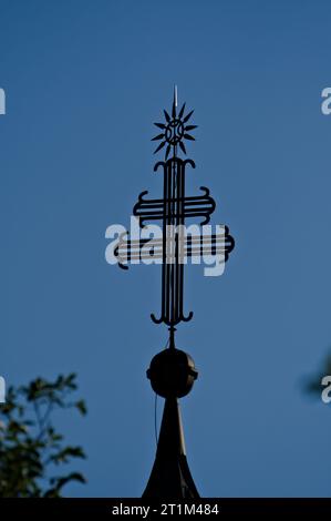 La religion symbolise au sommet d'une église en Slovénie près du lac Bohinj. Double croix métallique. Banque D'Images