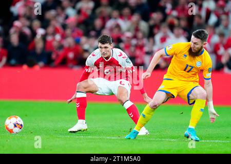 Le danois Andreas Christensen et le kazakh abat Aymbetov lors du match de qualification pour le Championnat d'Europe entre le Danemark et le Kazakhstan au Parken à Copenhague, Danemark, le samedi 14 octobre 2023. (Photo : Liselotte Sabroe/Scanpix 2023) crédit : Ritzau/Alamy Live News Banque D'Images