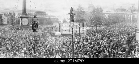 Ministère de l'information Première Guerre mondiale Collection officielle Scène dans Trafalgar Square au cours de campagne d'Emprunts de la victoire. Banque D'Images