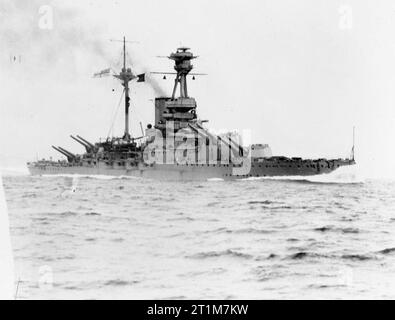 La bataille de l'Atlantique 1939-1945 les pertes maritimes : le HMS Royal Oak est torpillé par un U 47 le 14 octobre 1939 au mouillage à Scapa Flow. Photographie prise lors de la Première Guerre mondiale à pleine vitesse montrant ses armes à pleine hauteur. Banque D'Images