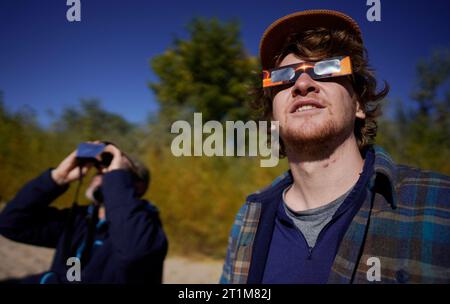 Bluff, États-Unis. 14 octobre 2023. Tim et Simon Viavant (à droite) regardent la lune couvrir le soleil lors d'une éclipse solaire annulaire « anneau de feu » près de Bluff, Utah, le samedi 14 octobre 2023. Photo Bob Strong/UPI crédit : UPI/Alamy Live News Banque D'Images