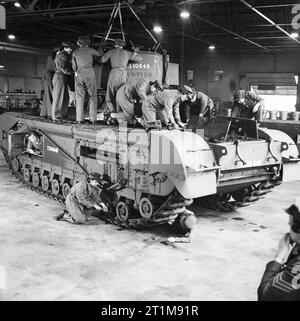 Auxiliary Territorial Service (ATS) les femmes qui travaillent sur un char Churchill lors d'un Royal Army Ordnance Corps depot, 10 octobre 1942. L'Auxiliary Territorial Service (ATS) : ATS travaillant sur un char Churchill à un dépôt Royal Army Ordnance Corps. La photographie montre l'orientation des femmes la tourelle en position. De nombreux STA a travaillé avec le REME nouvellement formé sur l'emploi de ce genre. Banque D'Images