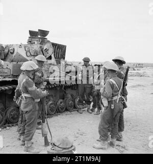 L'Armée britannique en Afrique du Nord 1942 troupes sont montré les effets de l'anti-chars sur un frappé-out allemand PzKpfw IV réservoir, 30 mars 1942. Banque D'Images