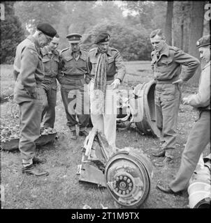 L'Armée britannique au nord-ouest de l'Europe 1944-1945 Le Maréchal Montgomery examine les restes d'une fusée V2 allemande près de l'état-major du général Percy Hobart, gouvernement de la 79e Division blindée (à gauche), le 30 octobre 1944. Banque D'Images