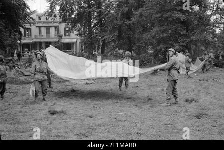 L'Armée britannique au nord-ouest de l'Europe 1944-1945 1re les soldats utilisent parachutes pour signal aux aéronefs d'approvisionnement des Alliés à partir des terrains de la 1ère Division aéroportée à l'AC hôtel à Oosterbeek Hartenstein, Arnhem, 23 septembre 1944. Banque D'Images