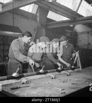 L'Allemagne sous occupation alliée le sergent d'un F Chappel de Stockport donnant instruction aux soldats dans la manière de faire disparaître les articulations dans la tuyauterie de plomberie au cours d'une classe à la Division des gardes College à Bonn. Ici, les soldats ont eu la possibilité d'acquérir des compétences utiles dans la vie civile après la démobilisation. Banque D'Images