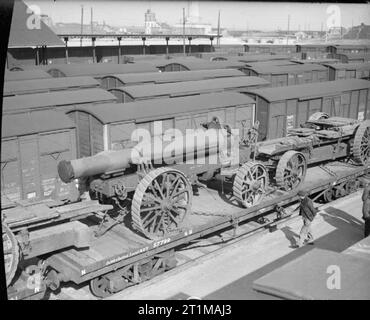 L'ARMÉE BRITANNIQUE EN FRANCE 1940 le baril d'un obusier de 12 pouces de la batterie No. 2 Super Heavy, Royal Artillery, sur un wagon plat de chemin de fer à Dunkerque, ayant été transporté d'Angleterre sur un ferry traversant la Manche, le 20 mars 1940. Banque D'Images