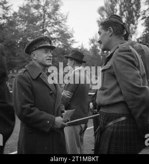 Les généraux britanniques 1939-1945 général Sir Richard O'Connor (1889- 1981) : O'Connor, commandant 8e Corps, parler aux grands Fergusson de la 51e Division des Highlands à Helmond, en Hollande. Banque D'Images