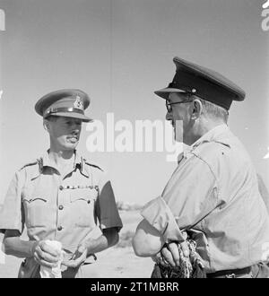 Les généraux britanniques 1939-1945 Le Major-général Sir Eric Dorman-Smith (1895 - 1969) : Général de Dorman-Smith parler avec le chef de l'état-major impérial, le général sir Alan Brooke à El Alamein. Banque D'Images