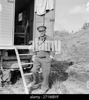 Les généraux britanniques 1939-1945 Le Major-général Sir Francis de Guingand (1900 - 1979) : Le Brigadier F W de Guingand, Chef de cabinet du général Montgomery Montgomery, caravane de l'extérieur de Tripoli. Banque D'Images