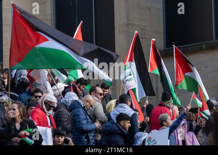 Glasgow, Écosse, Royaume-Uni. 14 octobre 2023. Les manifestants se rassemblent à Glasgow pour montrer leur soutien à la Palestine après les attaques à Gaza en représailles à l'attaque du Hamas en Israël la semaine dernière. Cela a été suivi par une marche vers les studios de BBC Scotland. Crédit R.Gass/Alamy Live News Banque D'Images