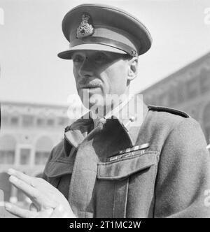 Les généraux britanniques 1939-1945 Major General John 'Jock' Campbell VC (1894 - 1942) : Campbell à son investiture, avec la Croix de Victoria par le commandant en chef, le général sir Claude Auchinleck. Campbell a reçu la Croix de Victoria pour son action à Sidi Rezergh, 21 - 22 novembre 1941. Banque D'Images