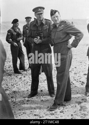 Les généraux britanniques 1939-1945 Major General John 'Jock' Campbell VC (1894 - 1942) : Campbell et le général sir Claude Auchinleck, commandant en chef, au Moyen-Orient, dans le désert occidental. Banque D'Images