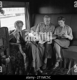 Les généraux britanniques 1939-1945 Général Sir Hastings Ismay, 1er baron de Wormington (1887 - 1965) : général Ismay avec Brenda Bracken et Mary Churchill, assis dans un saloon transport de l'train spécial utilisé pour Winston Churchill's tour d'Amérique du Nord. Banque D'Images