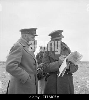 Les généraux britanniques 1939-1945 Général Sir Frank Messervy (1893 - 1974) : Général de F W Messervy, commandant la 4e division indienne, donner des ordres à un officier, au sud-ouest de Gazala, la Libye. Banque D'Images