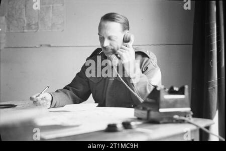 Les généraux britanniques 1939-1945 Le Major-général Sir Francis de Guingand (1900 -1979) : De Guingand, Chef de cabinet, le 21e Groupe d'Armées, à son bureau. Banque D'Images