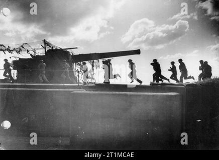 L'Armée britannique au Royaume-Uni 1939-1945 Royal Artillery feu hâte à prendre à leur poste durant une pratique des armes 9.2in tirer sur Culver batterie sur le point de l'île de Wight, Angleterre, 24 août 1940. Banque D'Images
