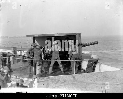 L'Armée britannique au Royaume-Uni 1939-45 Royal Artillery gunners Manning a 6 pouces des armes à feu de défense côtière à Sheerness, novembre 1939. Banque D'Images