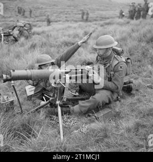 L'Armée britannique au Royaume-Uni 1939-45 mitrailleuse Vickers 9 équipes de Northumberland Fusiliers en action lors d'une analyse de pratique, Trawsfynydd au Pays de Galles, 10 septembre 1941. Banque D'Images