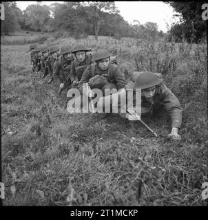 L'armée britannique dans le Royaume-Uni de 1939 une section d'infanterie du 6e bataillon, le Seaforth Highlanders, fluage de l'avant lors des exercices de Crum Château dans fermanagh, Irlande du Nord, novembre 1941. Banque D'Images