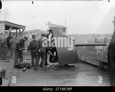 Des artilleurs de la Royal Artillery équipés d'un canon de défense côtière de 4 pouces lors d'un tir d'entraînement à Chatham, en novembre 1939. Commentaire : les munitions ressemblent plus à 3 pouces qu'à 4 pouces : comparer avec les mains des hommes. En outre, le baril ressemble plus à QF 12-POUNDER 12 cwt. Banque D'Images