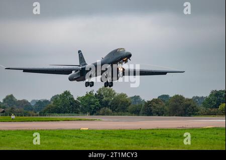 Un B-1B lancer affecté au 9th Expeditionary Bomb Squadron atterrit à la RAF Fairford, au Royaume-Uni, le 12 octobre 2023. Photo de l'aviateur principal Ryan Hayman Banque D'Images