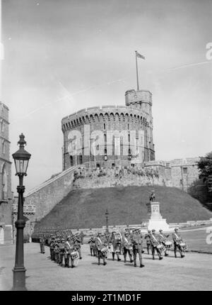 L'Armée britannique au Royaume-Uni 1939-45 Le Château Garde, formé de membres du bataillon de formation, Grenadier Guards, laissant l'entrée principale du château de Windsor sur la façon de Victoria Barracks à Windsor, le 30 juin 1940. Banque D'Images