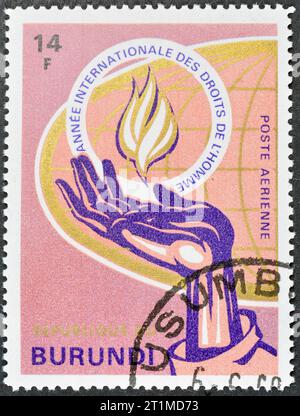 Timbre-poste annulé imprimé par le Burundi, qui montre la flamme, la main et le globe des droits de l ' homme, année internationale des droits de l ' homme, vers 1969. Banque D'Images