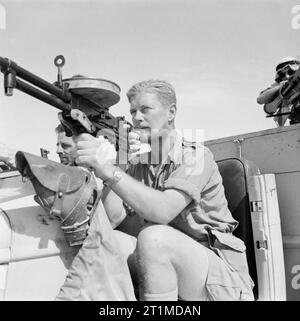 Un membre d'un Long Range Desert Group LRDG) pose avec une patrouille Vickers 'K' machine gun à gaz sur une Chevrolet 30 100 lb-camion, mai 1942. Un membre d'un Long Range Desert Group LRDG) pose avec une patrouille Vickers 'K' machine gun à gaz sur un camion Chevrolet 30cwt, mai 1942. Banque D'Images