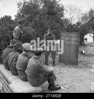 Personnalités politiques britanniques 1936-1945 Le gouvernement de coalition de Churchill 11 mai 1940 - 23 mai 1945 : Un Bureau de l'Armée de l'Actualité cours à l'Université américaine de Beyrouth, pour les agents en poste au Moyen-Orient. Un médecin est illustré donnant un cours sur les plans d'un service de santé de l'après-guerre. L'ABCA, qui a été l'occasion de débat sur la situation sociale et des affaires politiques, a souvent été accusé d'avoir un parti pris de gauche, comme il s'est concentré sur des idées progressistes pour temps de paix, la reconstruction. Banque D'Images