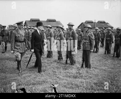 Personnalités politiques britanniques 1936-1945 Le gouvernement de coalition de Churchill 11 mai 1940 - 23 mai 1945 : Lord Lloyd, secrétaire d'État aux colonies de mai 1940 à février 1941, une visite d'inspection de troupes chypriotes stationné à Melton Mowbray. Banque D'Images