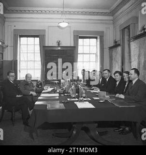 Personnalités politiques britanniques 1936-1945 Le gouvernement de coalition de Churchill 11 mai 1940 - 23 mai 1945 : Herbert Morrison, le ministre de l'intérieur, de la sécurité (sur la gauche de la photo) avec le Premier ministre britannique Winston Churchill lors d'une réunion avec les délégués syndicaux soviétique qui a eu lieu au 10 Downing Street. Banque D'Images