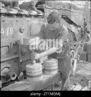 L'Armée britannique au Royaume-Uni 1939-45 40lb bombes que utilisé par le 29cm Piège sur un mortier spigot Churchill AVRE du 79e Escadron, 5e Régiment d'assaut, des Royal Engineers, sous le commandement de la 3e Division d'infanterie, 29 avril 1944. Banque D'Images
