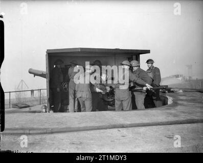 L'Armée britannique au Royaume-Uni 1939-45 Royal Artillery gunners Manning a 6 pouces des armes de défense côtière à Felixstowe, 1939. Banque D'Images