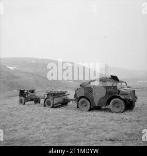 L'armée britannique dans le Royaume-Uni de 1939 à 1973 Mercedes-Benz C8 'Quad' avec tracteur d'artillerie limber et canon de 25 de campagne, sur un exercice en Écosse, le 20 mars 1941. Banque D'Images