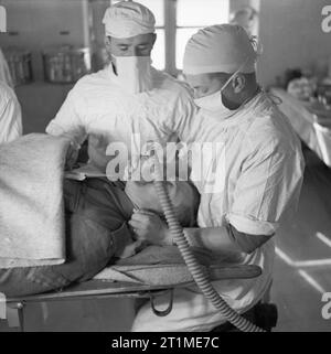 L'Armée britannique en Tunisie 1943 Un anesthésiste au travail à un poste d'évacuation sanitaire en Tunisie, février 1943. Banque D'Images