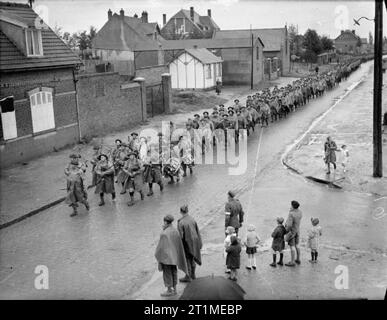 Le Corps expéditionnaire britannique (BEF) en France 1939-1940 La guerre de 'faux, octobre 1939 - Mai 1940 : le 1er Bataillon, Royal Irish Fusiliers marche dans Gavrelle près d'Arras. Banque D'Images