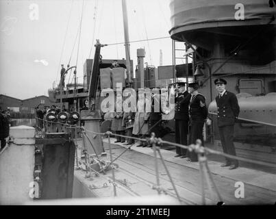 Le Corps expéditionnaire britannique (BEF) en France 1939-1940 SM le Roi George VI visite le BEF, Décembre 1939 : Le Roi à bord du destroyer HMS CODRINGTON à Boulogne, de retourner en Grande-Bretagne après la visite de la BEF. Banque D'Images