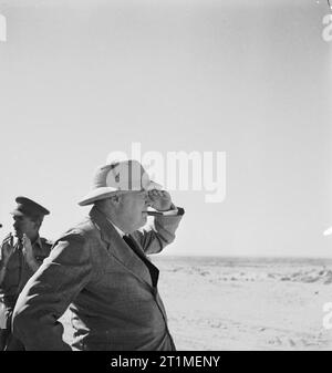 La campagne en Afrique du Nord 1940-1943- M. Churchill visite le désert occidental Premier Ministre, M. Winston Churchill le port de casque, sun l'affichage de la position d'Alamein. Banque D'Images