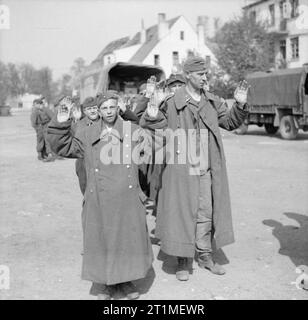 La campagne du nord ouest de l'Europe 1944-1945, les prisonniers de guerre allemands, en majorité des garçons qui ont été capturés à Brême. Banque D'Images