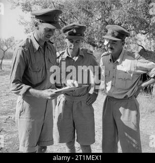 La campagne de Sicile 1943 personnalités : le commandant du 13 Corps, 8 e armée, le Lieutenant-général Sir Miles Dempsey avec deux de ses collaborateurs (grand capitaine sacerdotale et foin) en Sicile. Banque D'Images