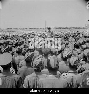 La campagne de Sicile 1943 personnalités : le commandant de la Huitième Armée, le Lieutenant-général sir Bernard Montgomery, entouré par une mer de fourrage caps comme il traite de soldats à un camp à Malte avant de partir pour la Sicile. Banque D'Images