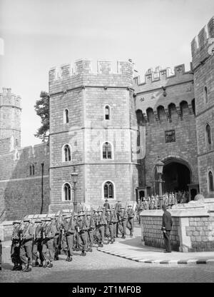 Le Château Garde, formé de membres du bataillon de formation, Grenadier Guards, laissant l'entrée principale du château de Windsor sur la façon de Victoria Barracks, 30 juin 1940. Le Château Garde, formé de membres du bataillon de formation, Grenadier Guards, laissant l'entrée principale du château de Windsor sur la façon de Victoria Barracks à Windsor, le 30 juin 1940. Banque D'Images